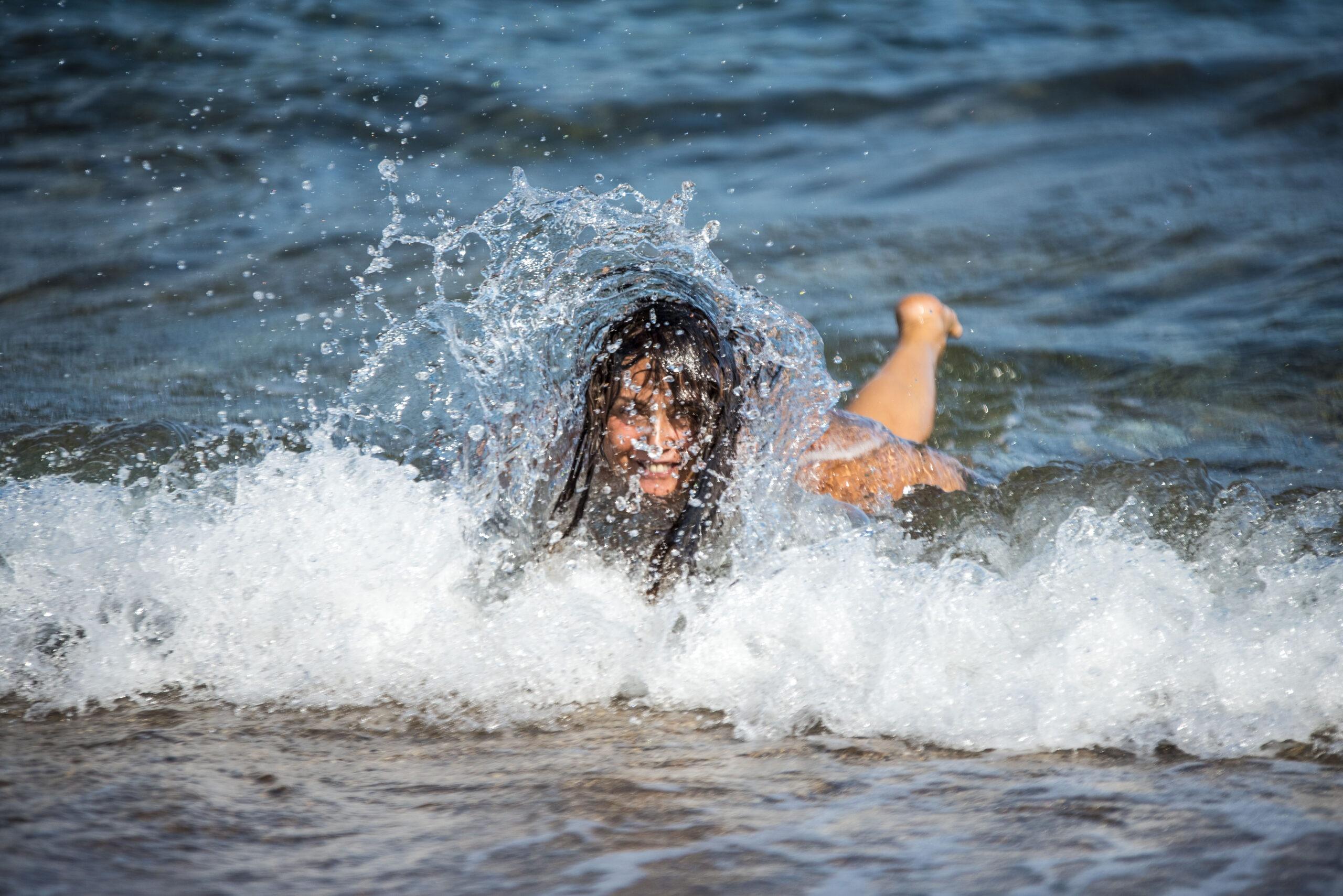 Daniela Innesti gioca con l'acqua a Topinetti, la spiaggia libera in Elba.