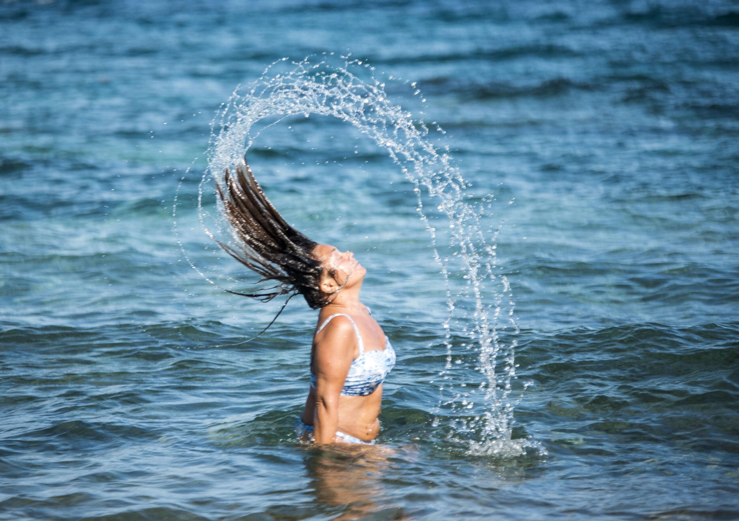 Daniela Innesti gioca con l'acqua a Topinetti, la spiaggia libera in Elba.