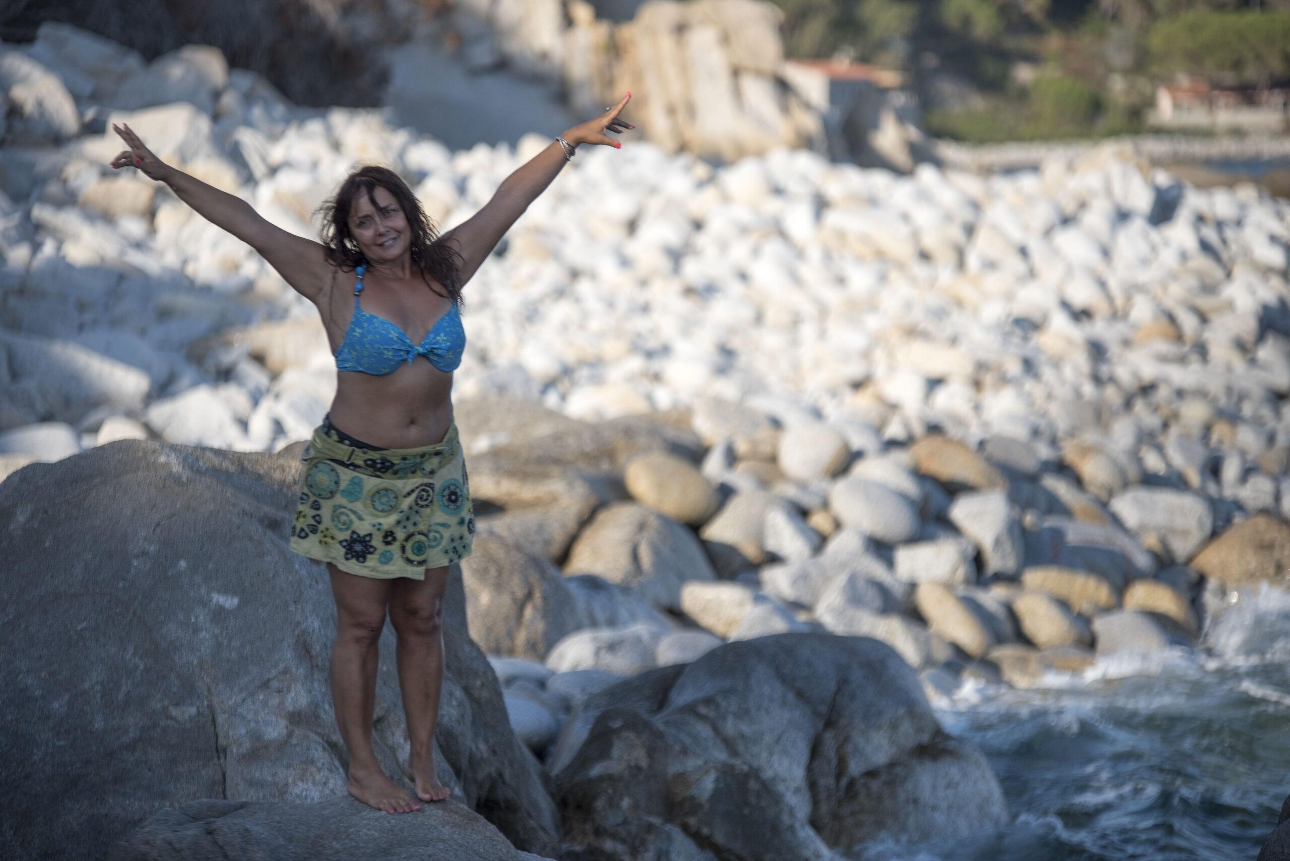 Daniela Innesti al mare della spiaggia libera della parte sud dell'Isola d'Elba, zona nudisti.